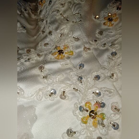 Strapless Sweetheart Neckline Ballroom Gown Style Wedding Dress - Picture 4 of 13